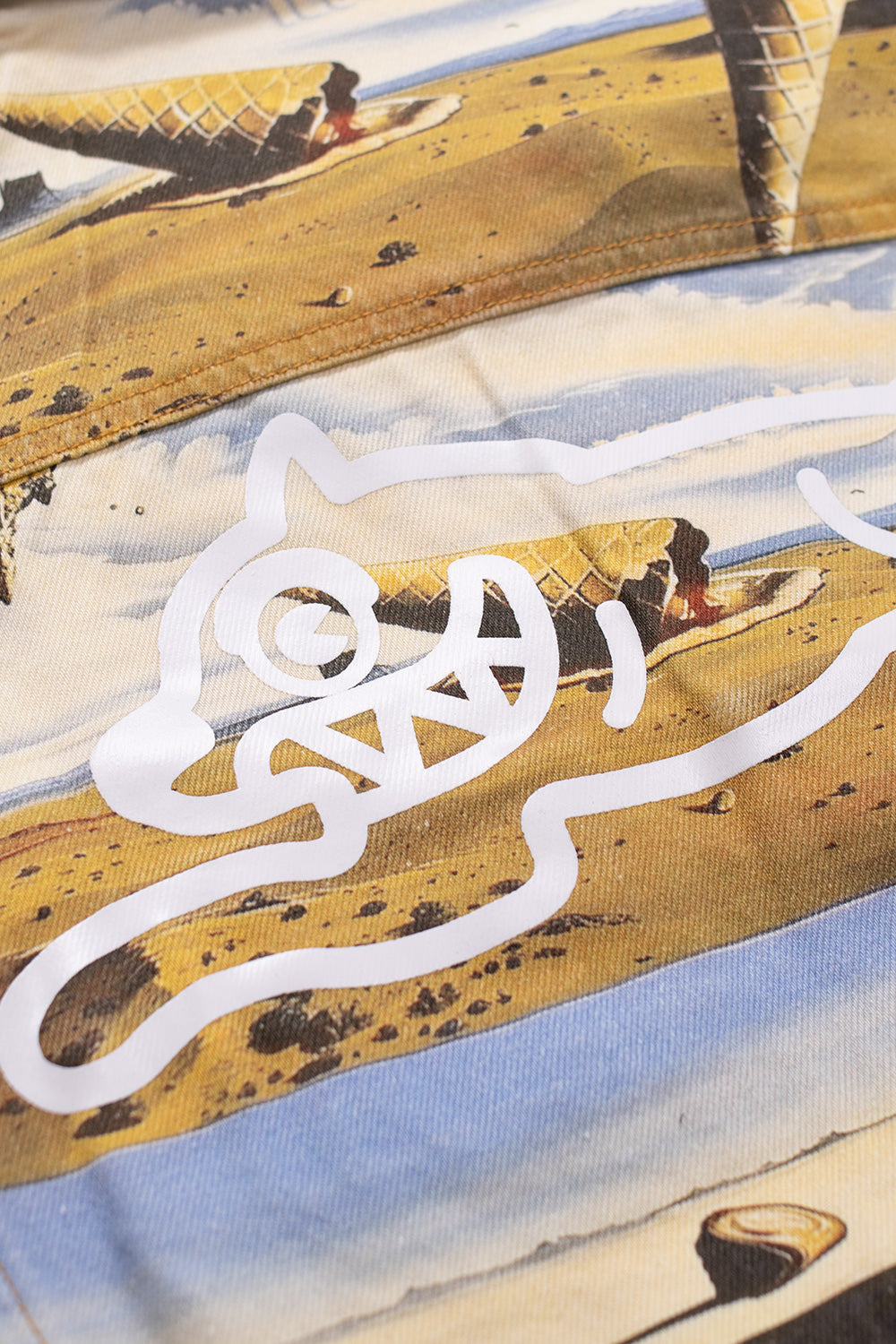 Denimjacke mit Running Dog Print von IceCream – Ausdruck von Individualität, Kreativität und Skate-Kultur.