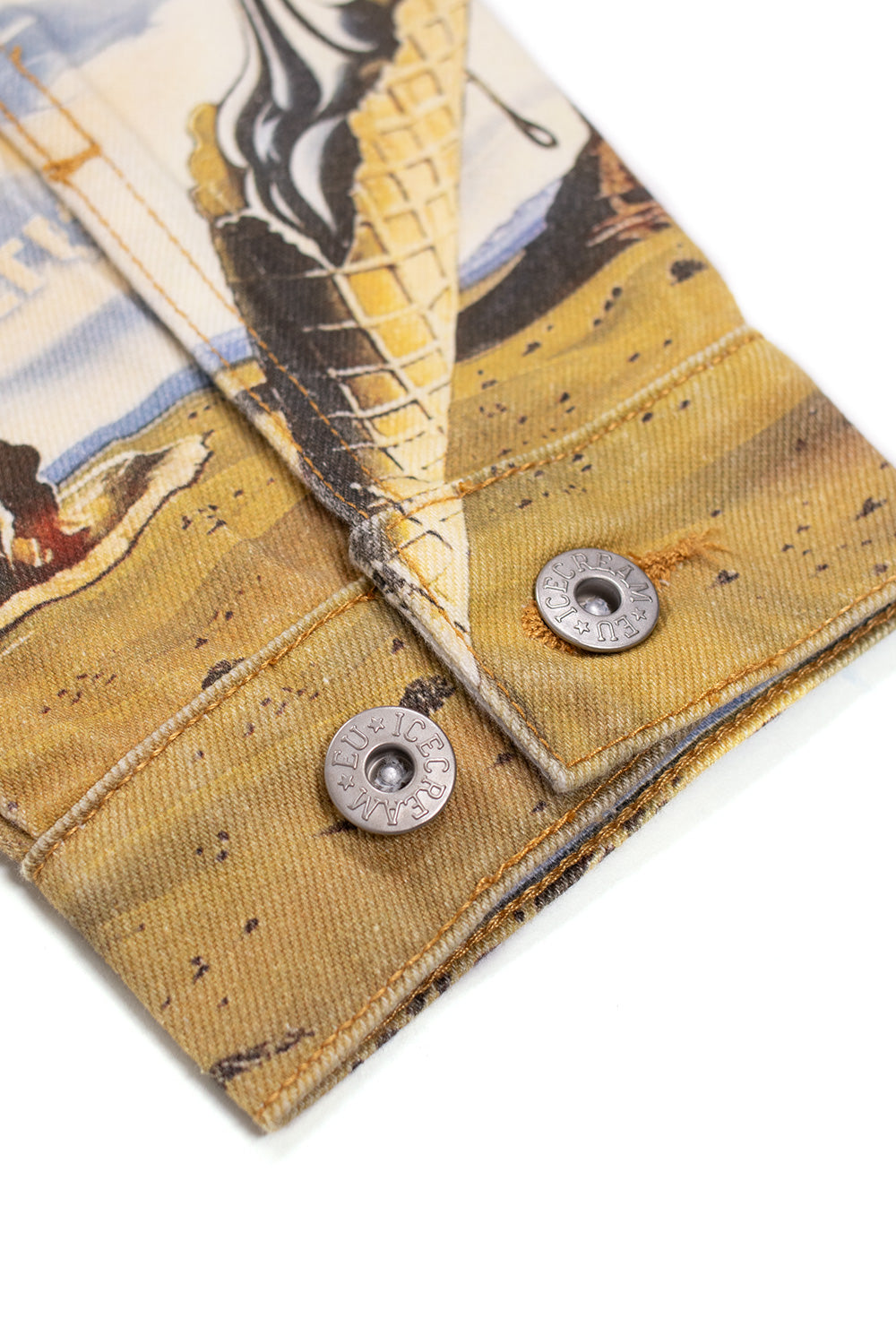 Bedruckte IceCream Jeansjacke aus 100 % Baumwolle – inspiriert von der Energie der Skate-Community und Streetfashion.