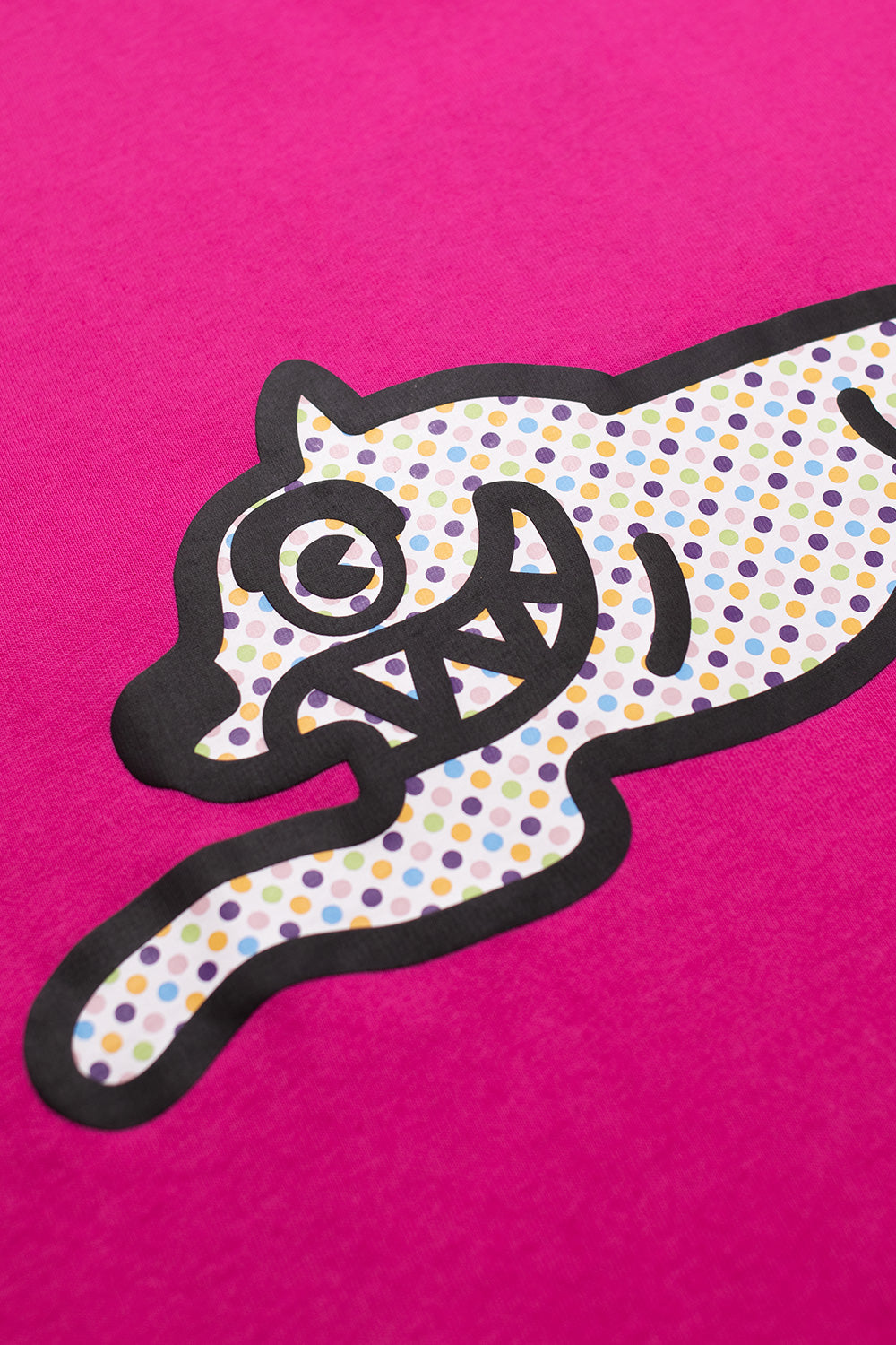 IceCream Running Dog T-Shirt in Pink mit einzigartigem Punktmuster – Vintage Single Stitches und stilvolles Logo auf der Vorderseite.