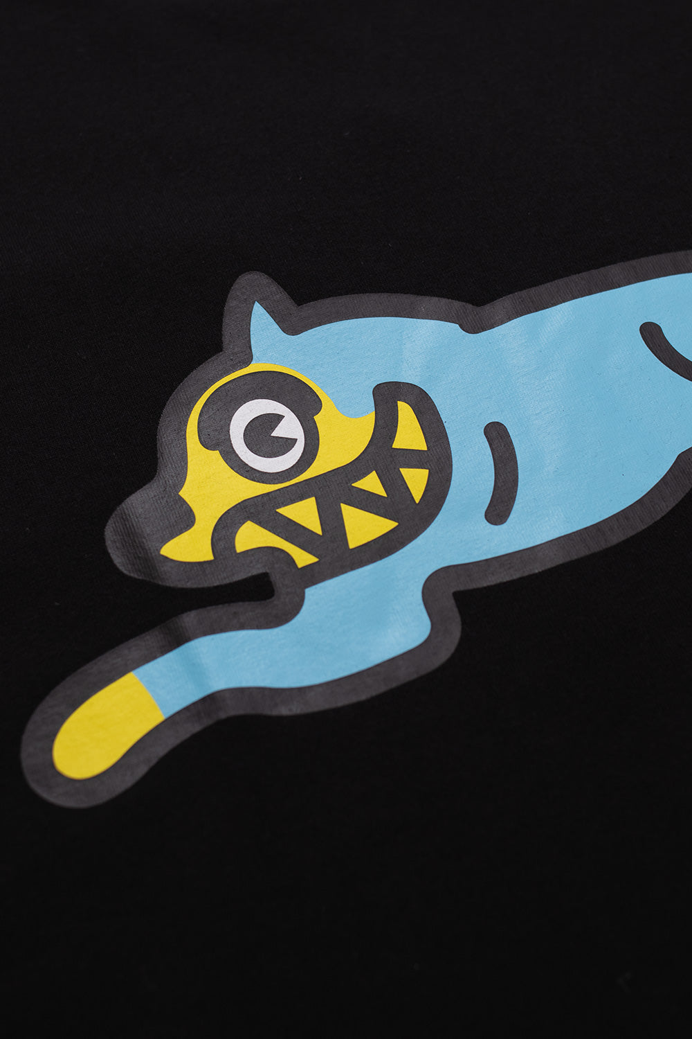 Detailansicht des auffälligen blauen Prints auf der Brust – das IceCream Running Dog Logo als stylisches Statement.