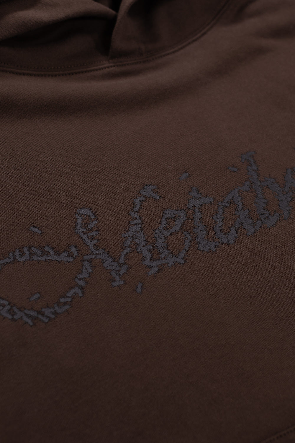 Metalwood Studio Flies Hoodie Dark Chocolate – mit großem Kängurutaschen-Design und Retro-Grafikdruck, ideal für den Alltag.