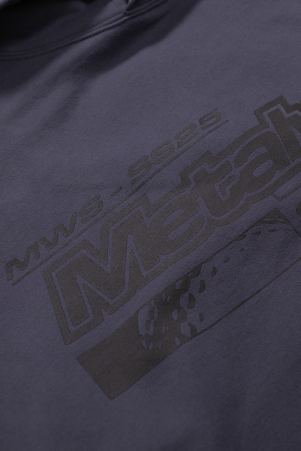 Detailansicht des Metalwood Studio LA Brea Shop Hooded Sweatshirt Gunmetal – Stylischer Pullover mit hochwertigem Druck, robuster Baumwoll-Polyester-Mischung und entspannter Passform für maximalen Komfort.