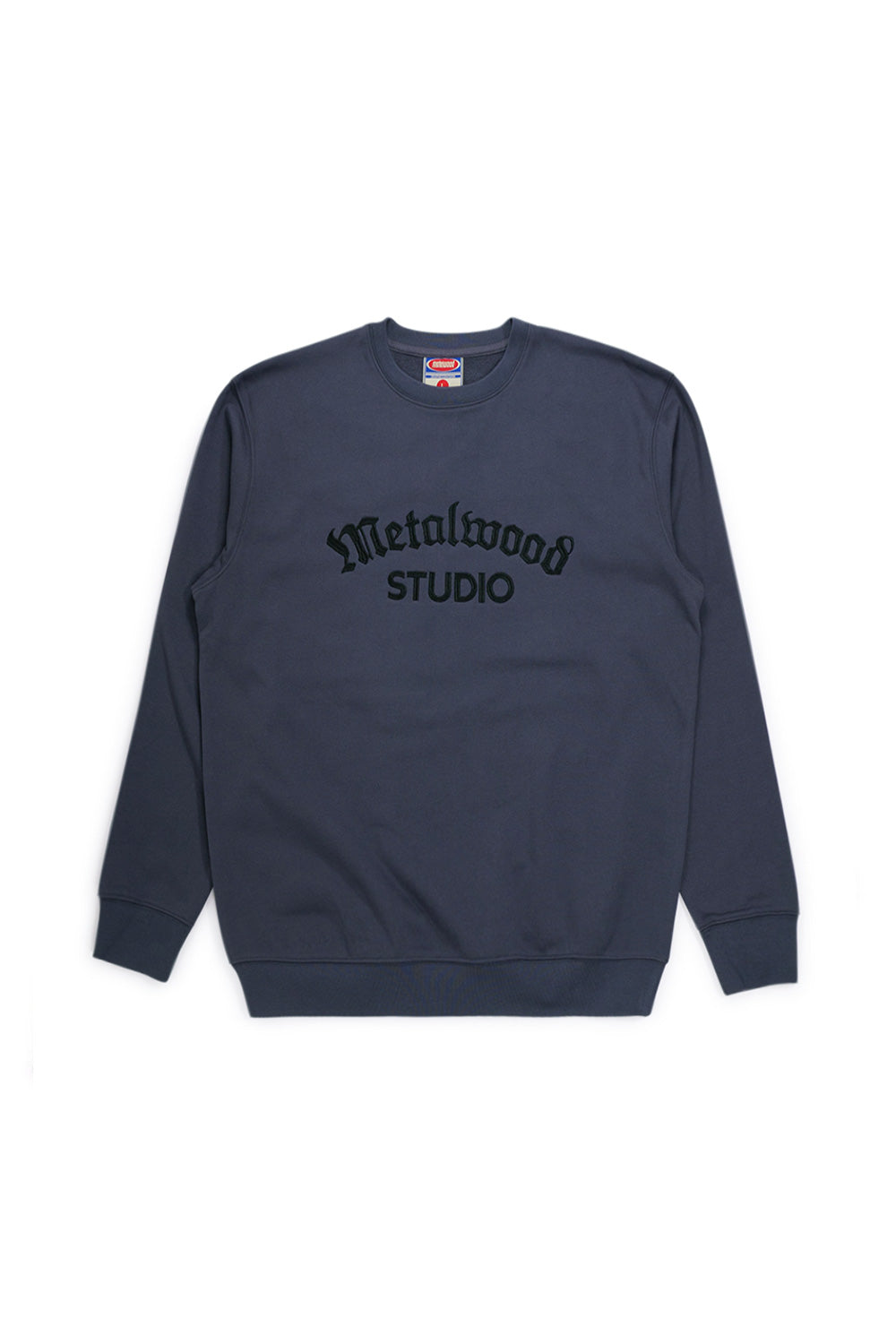 Metalwood Studio Medieval Crewneck Sweatshirt Midnight – weiter, lockerer Schnitt aus schwerer Baumwollmischung mit aufgesticktem Logo auf der Vorderseite.