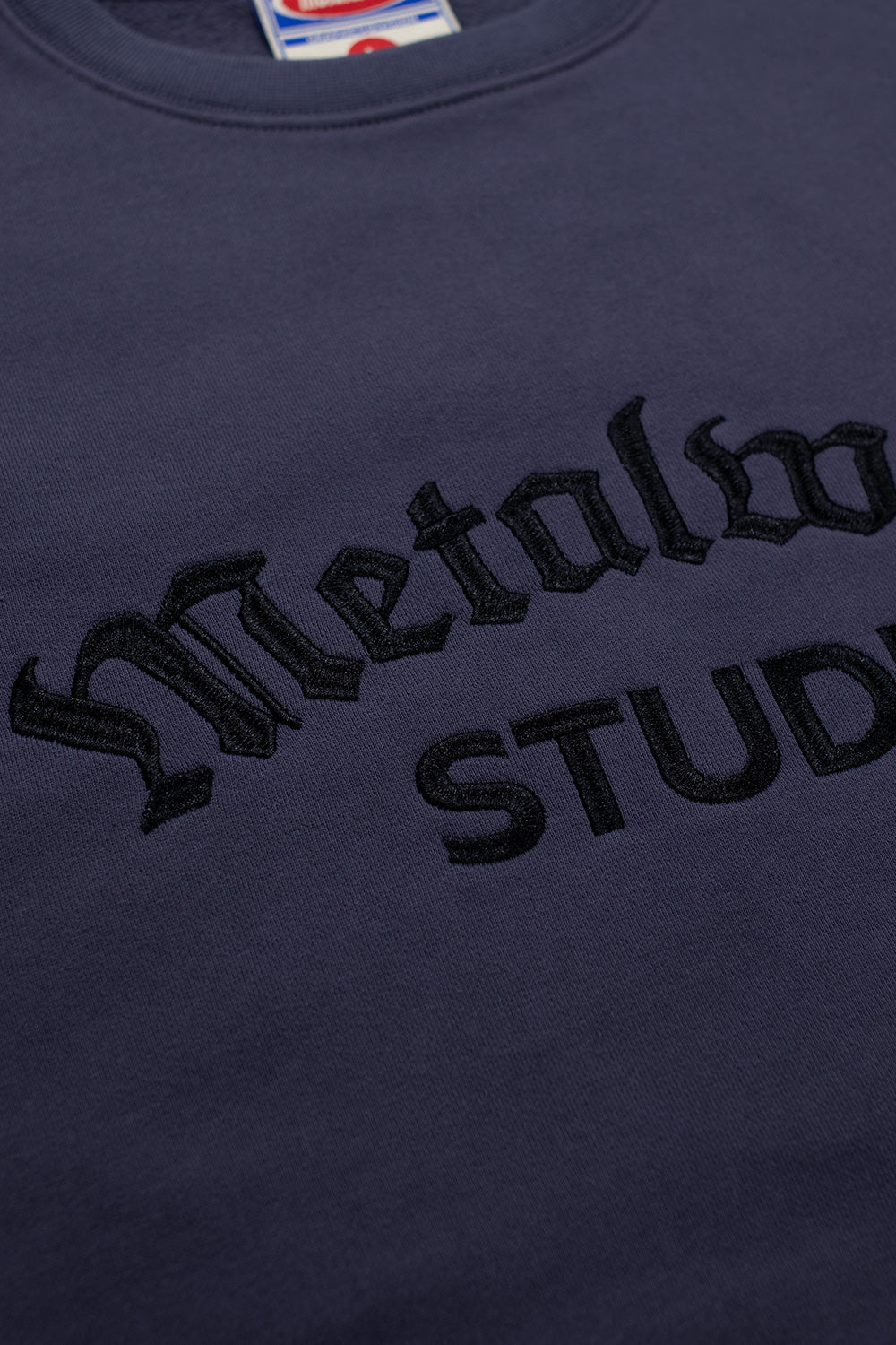 Metalwood Studio Medieval Crewneck Sweatshirt in Midnight – Oversized Fit mit gesticktem Schriftzug auf der Brust für einen einzigartigen Look.