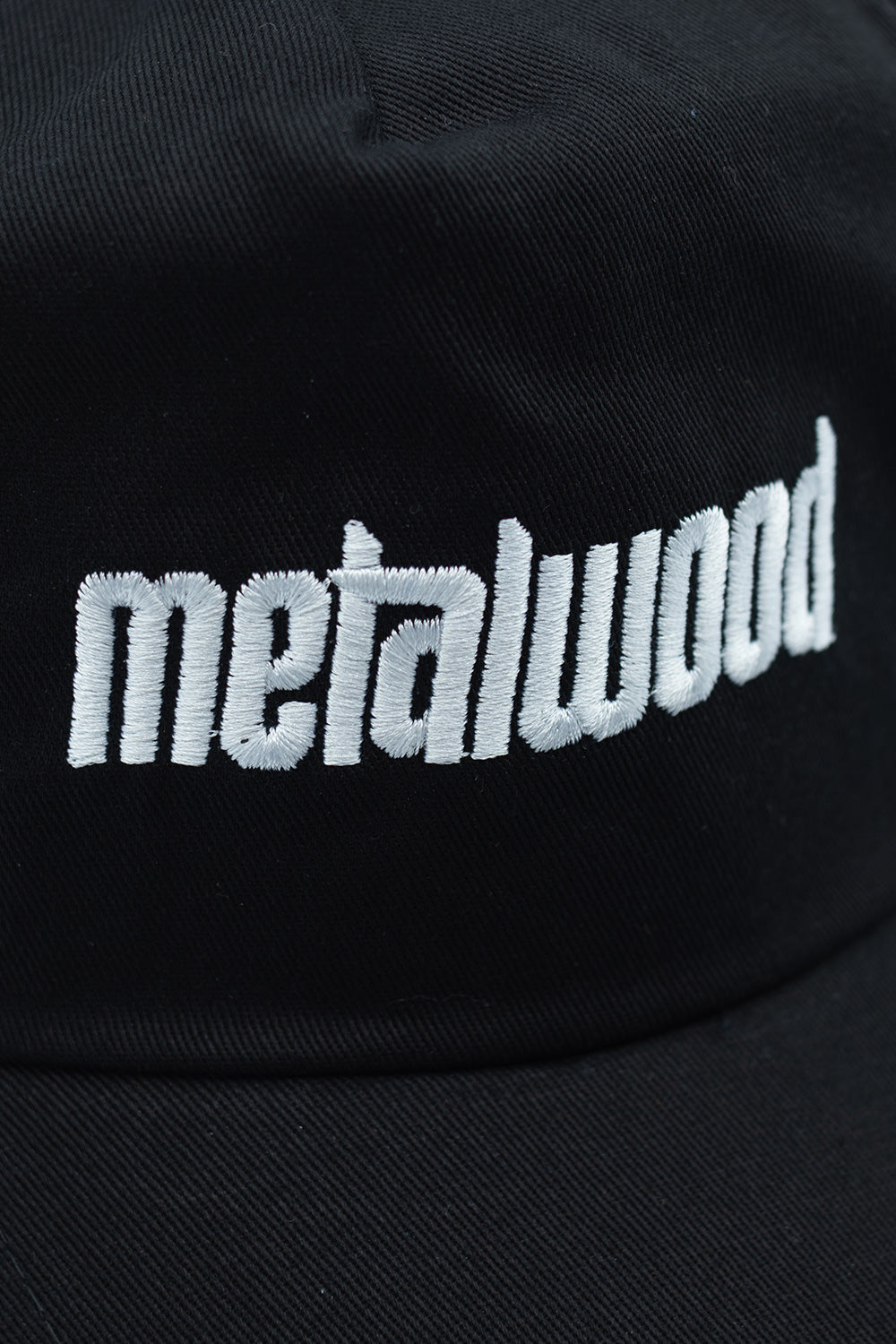 Metalwood Studio Black Cap – Zeitlose Streetwear-Cap mit Golf-inspirierter Silhouette und gesticktem Branding.