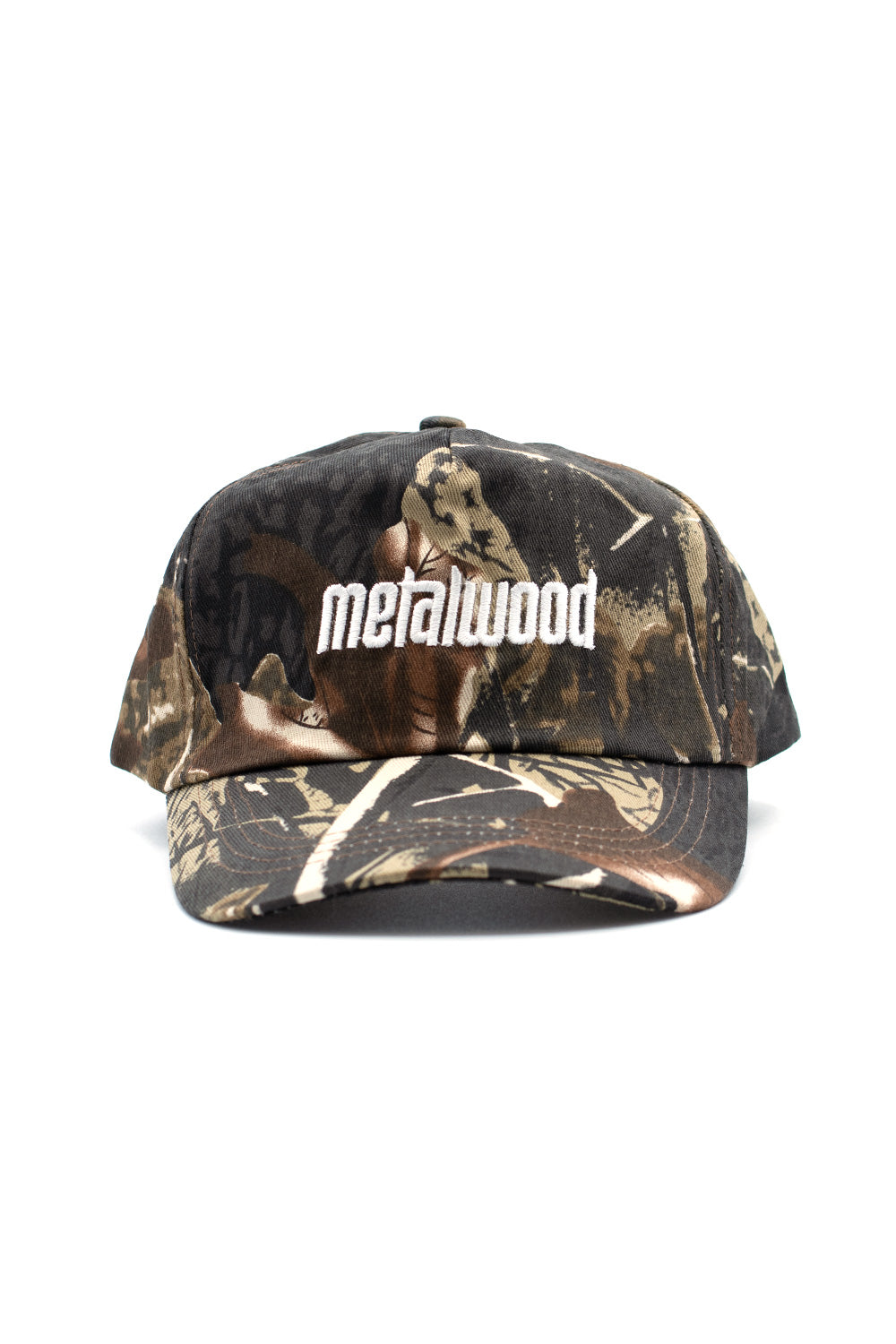 Metalwood Studio 5 Panel Cap Real Leaf Camo – Camouflage-Cap mit gesticktem Logo, Klettverschluss und Schweißband, inspiriert von Golf- und Skatekultur.