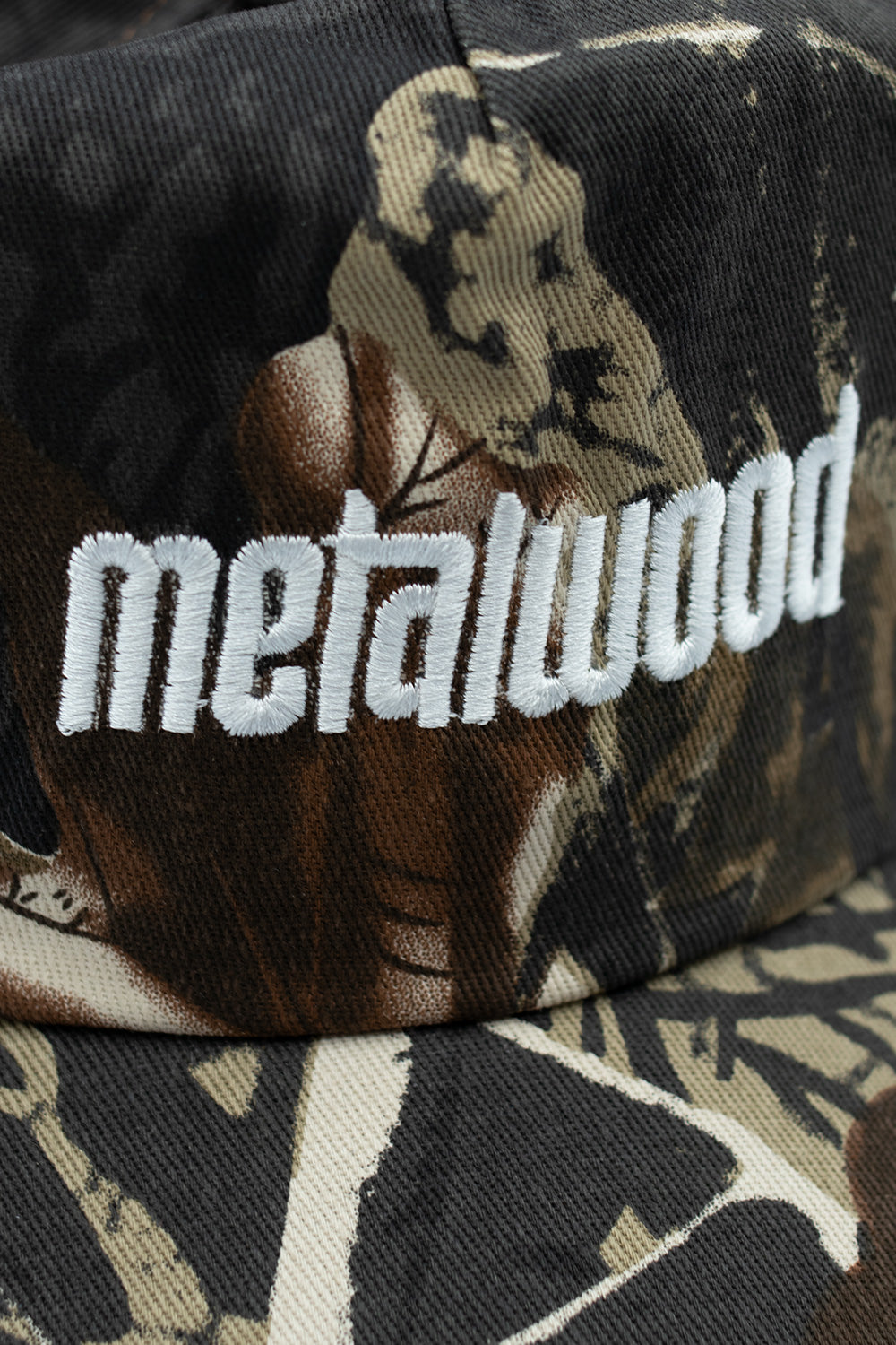 Metalwood Studio Metal Logo Cap in Real Leaf Camo – Baumwoll-Cap mit Klettverschluss und urbanem Vintage-Flair.
