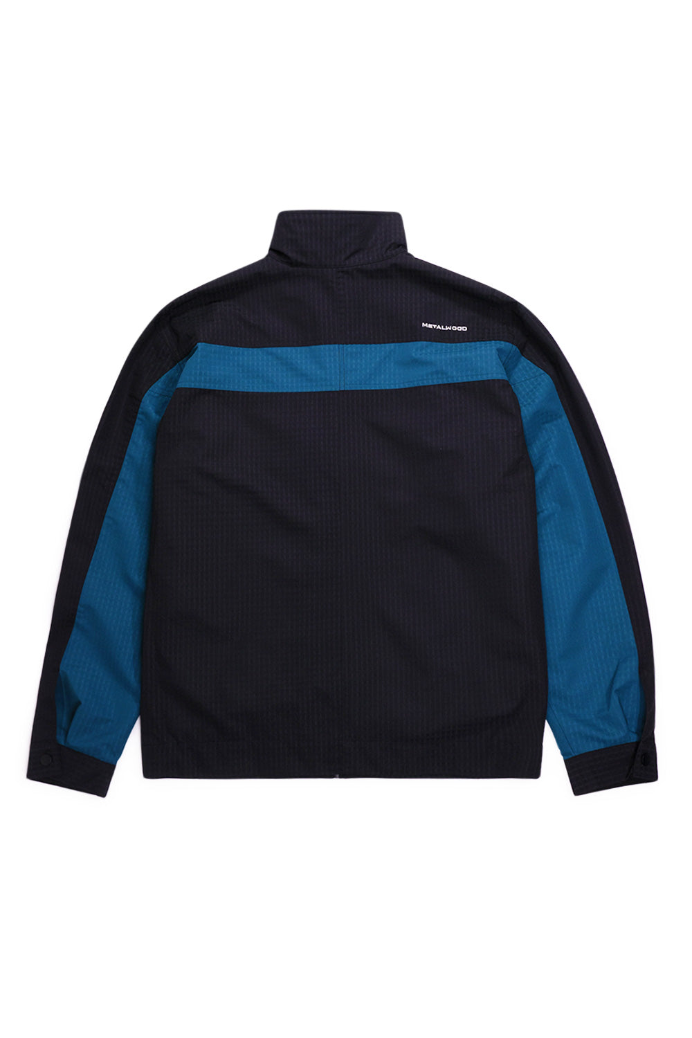 Seitliche Ansicht der Metalwood Studio Textured Tour Jacket Black – Klassische Tour-Jacke mit gesticktem Logo auf der Schulter, inspiriert von 90er-Golfkultur und Skate-Style.
