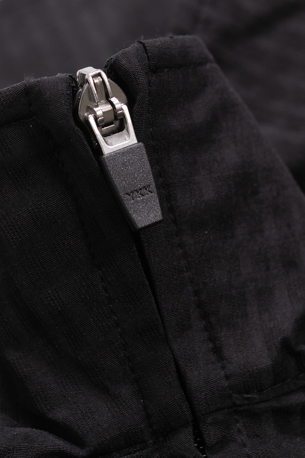 Detailaufnahme der Metalwood Studio Textured Tour Jacket Black – Matt schwarze Druckknöpfe an den Ärmeln für eine verstellbare Passform und modernen Look.