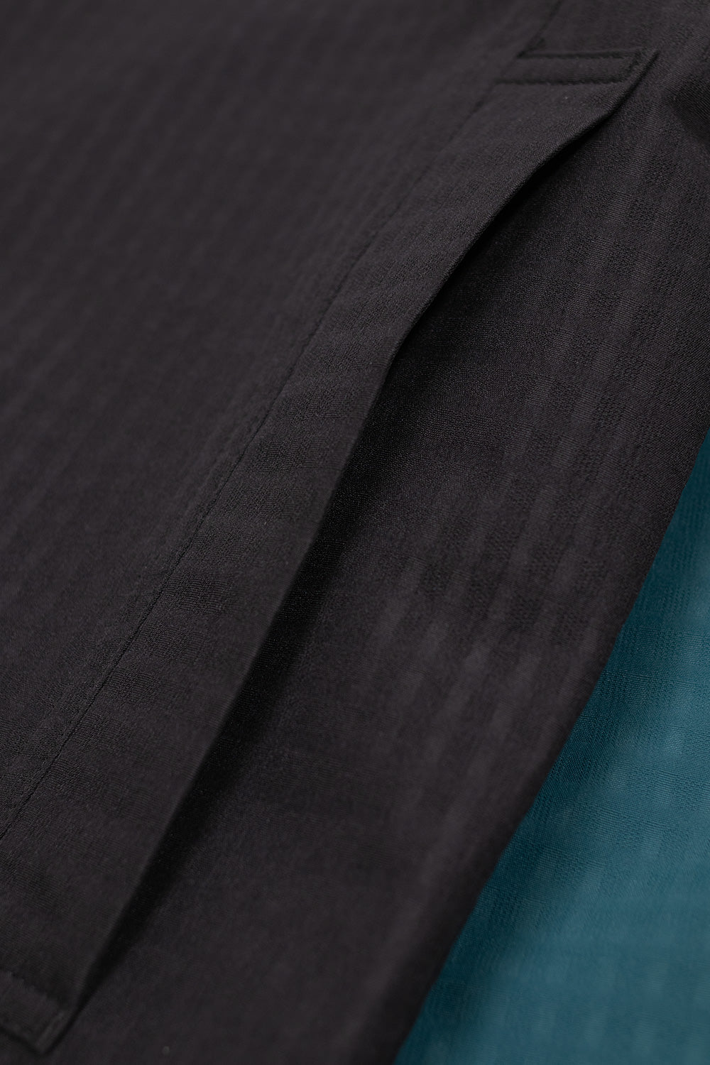 Innenansicht der Metalwood Studio Textured Tour Jacket Black – Weiches Polyester-Futter und eine praktische Innentasche für zusätzlichen Komfort und Funktionalität.