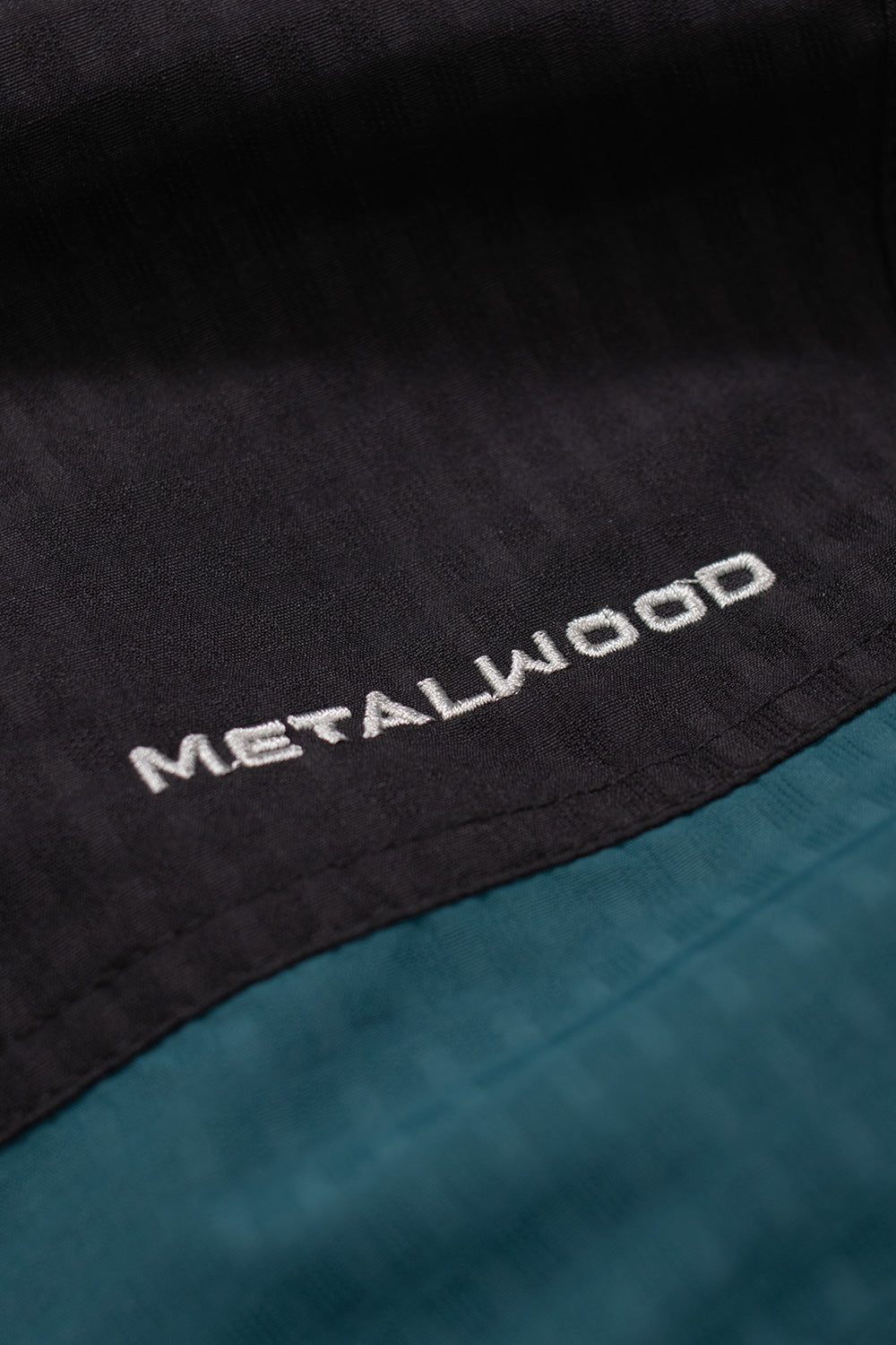 Metalwood Studio Textured Tour Jacket Black Rückansicht – Retro-inspirierte Jacke mit minimalistischen Details, perfekt für Streetwear-Looks oder lässige Golf-Styles.