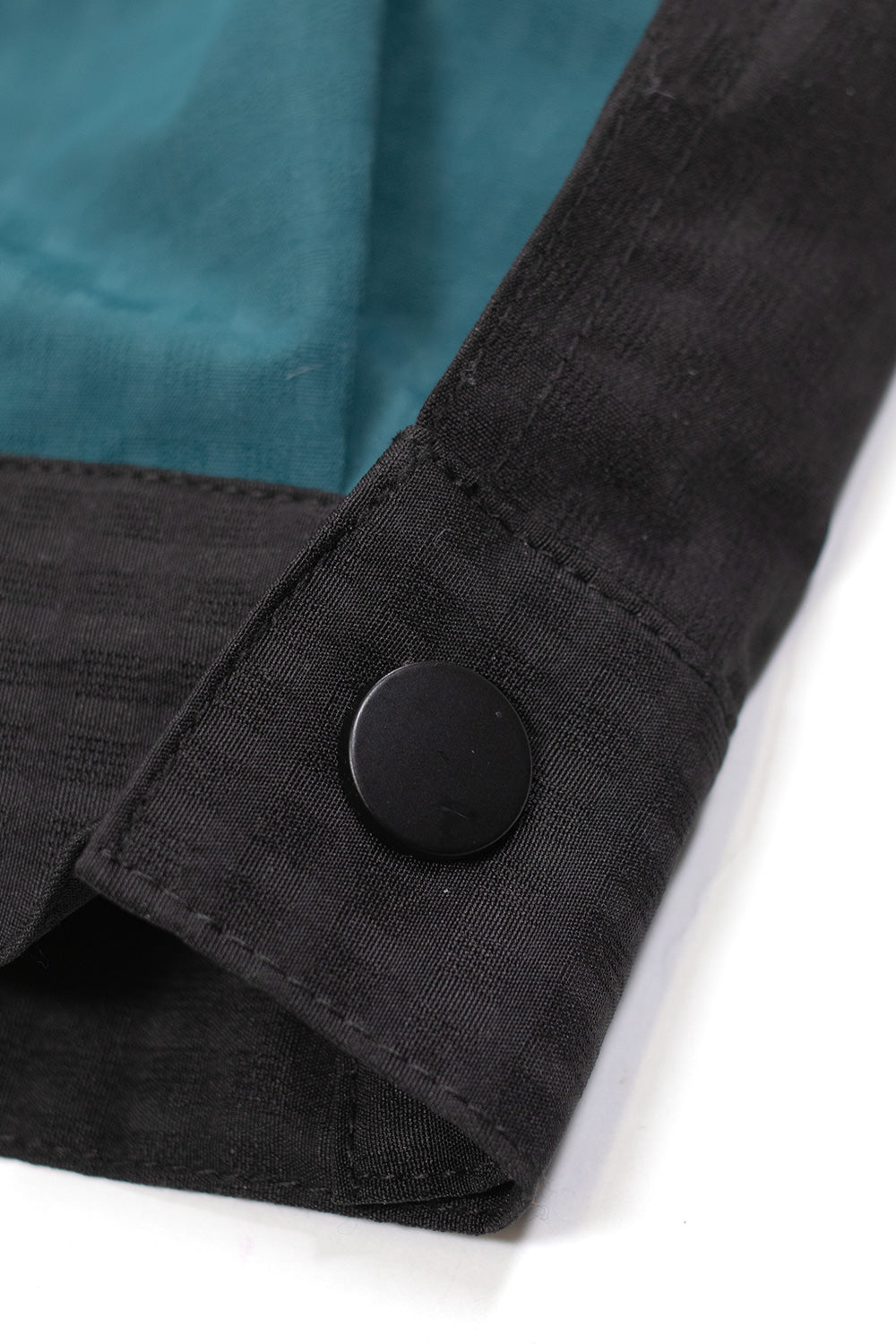 Logo-Detail der Metalwood Studio Textured Tour Jacket Black – Hochwertige Stickerei auf der Schulter, die die Verbindung von Golf- und Skatekultur der Marke Metalwood Studio betont.