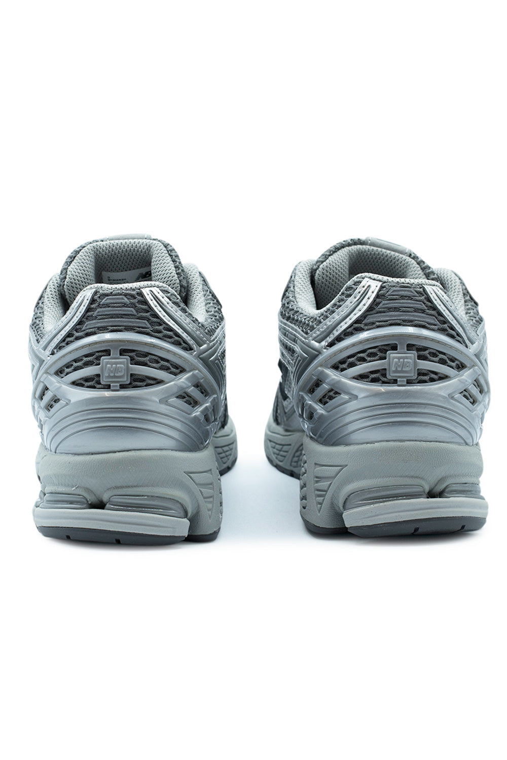 New Balance 1906R in Harbor Grey, Silver Metallic und Concrete – Der perfekte Schuh für einen sportlichen und stilvollen Alltags-Look.