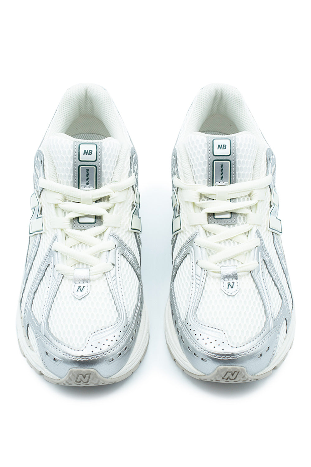 New Balance 1906R Sneaker in Silver Metallic, Sea Salt und New Spruce – Perfekte Kombination aus sportlichem Design und hochwertiger Verarbeitung.