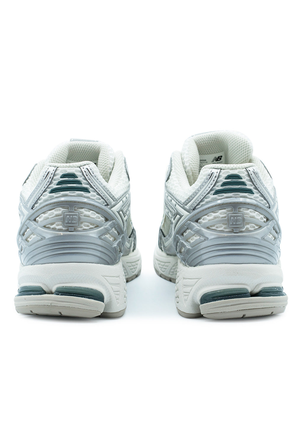 New Balance 1906R Schuh in Silver Metallic, Sea Salt und New Spruce – Langlebiger Outdoor-Sneaker mit einzigartigem Farbdesign für trendbewusste Abenteurer.