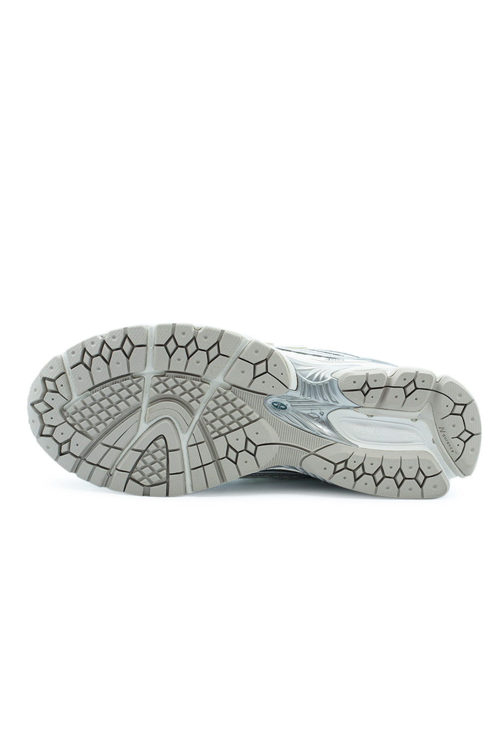 New Balance 1906R Sneaker in Silver Metallic, Sea Salt und New Spruce – Ein robuster und zugleich stylischer Schuh für jedes Abenteuer im Alltag.