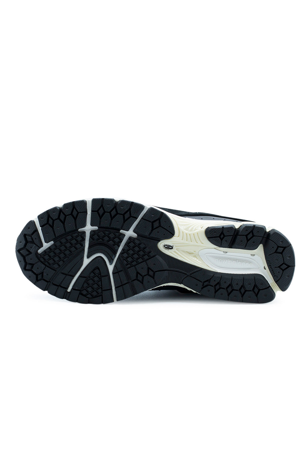 New Balance 2002R Gore-Tex Schuh in Black – Design trifft Funktion, mit Phantom- und Gunmetal-Farben und einer wasserdichten Gore-Tex-Membran für vielseitige Tragemöglichkeiten.