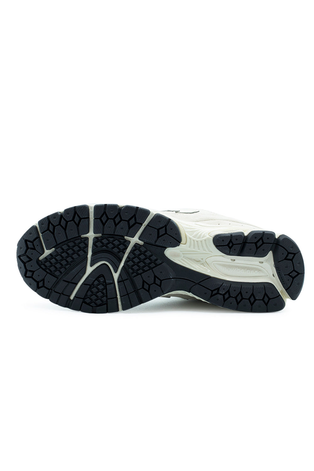 New Balance 2002R in Calm Taupe, Angora und Silver Metallic – Perfekter Sneaker für jeden Anlass, der Retro-Flair mit modernster Technologie vereint.