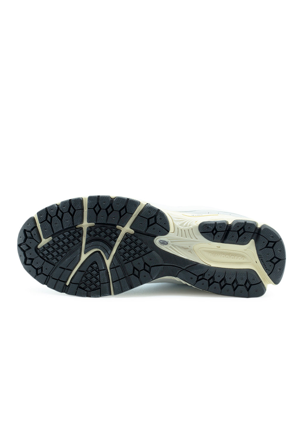 New Balance 2002R Schuh – Weißer Lifestyle-Sneaker mit Vintage-Inspiration und komfortablem Fit für stilbewusste Träger.