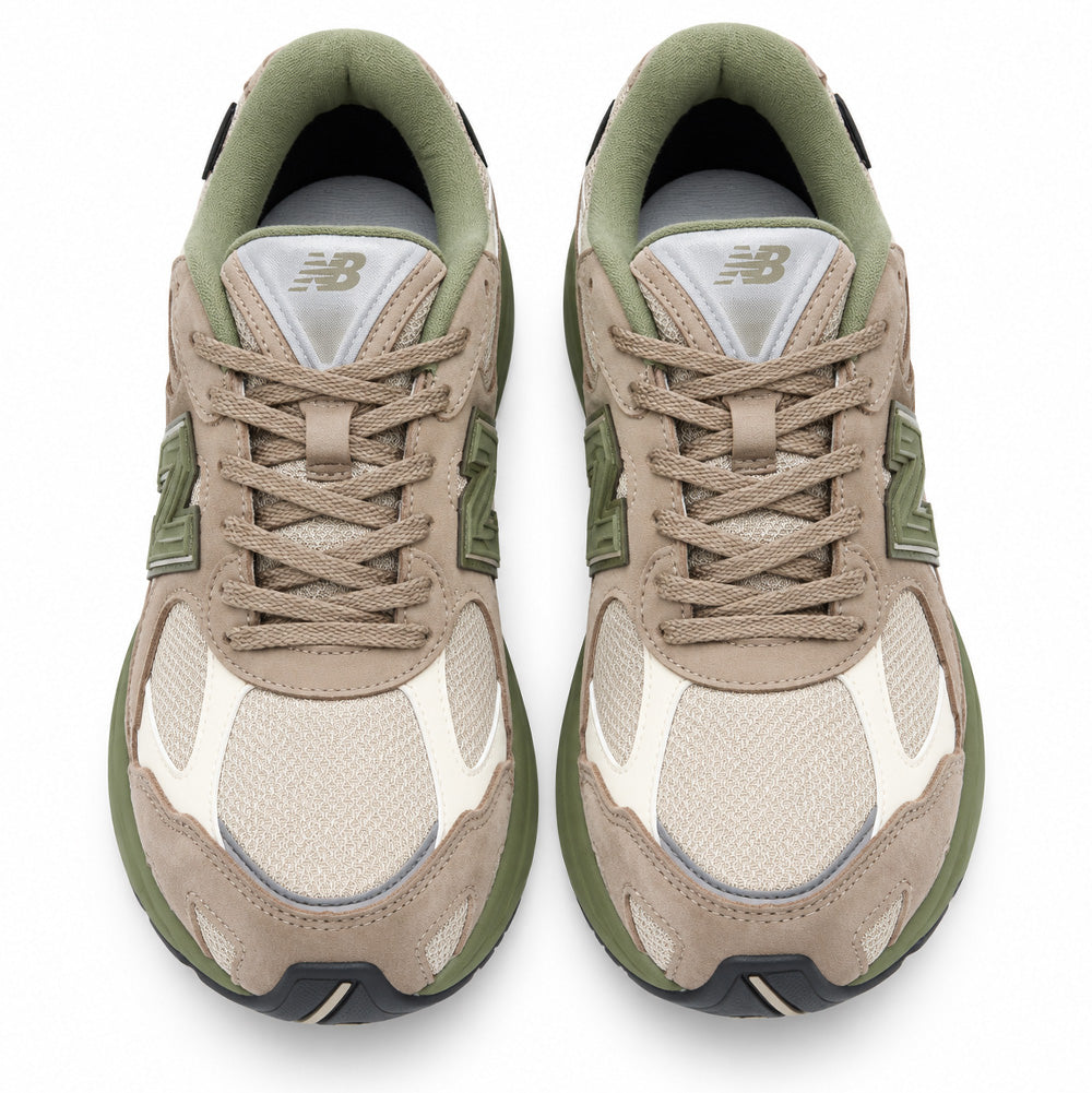 Overhead top-down studio perspective of the New Balance 2010 (GORE-TEX) sneakers in Mushroom and Timberwolf, showcasing the symmetrical toe box with breathable mesh panels, curved off-white synthetic accents, round tonal tan laces, padded olive green collar lining, and metallic silver tongue badges embossed with the iconic NB logo.