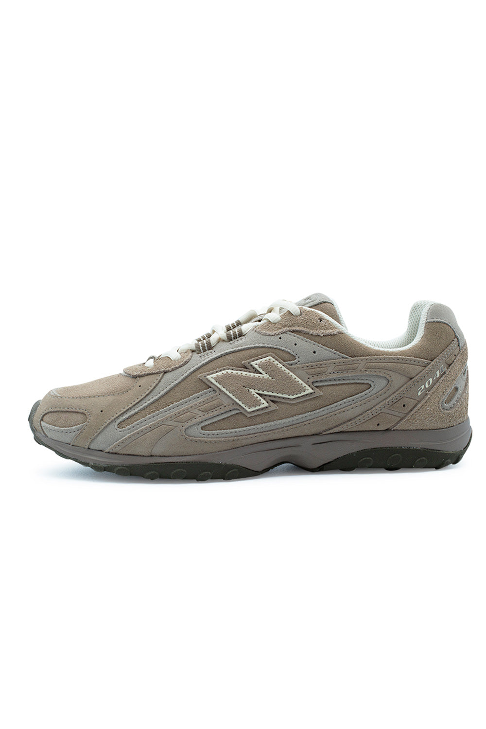 Side profile of the New Balance 204L U204LMMA in Mushroom and Arid Stone, featuring a layered premium suede upper, oversized double-stacked N logo, lightweight EVA midsole and retro-inspired low-top lifestyle runner silhouette.
