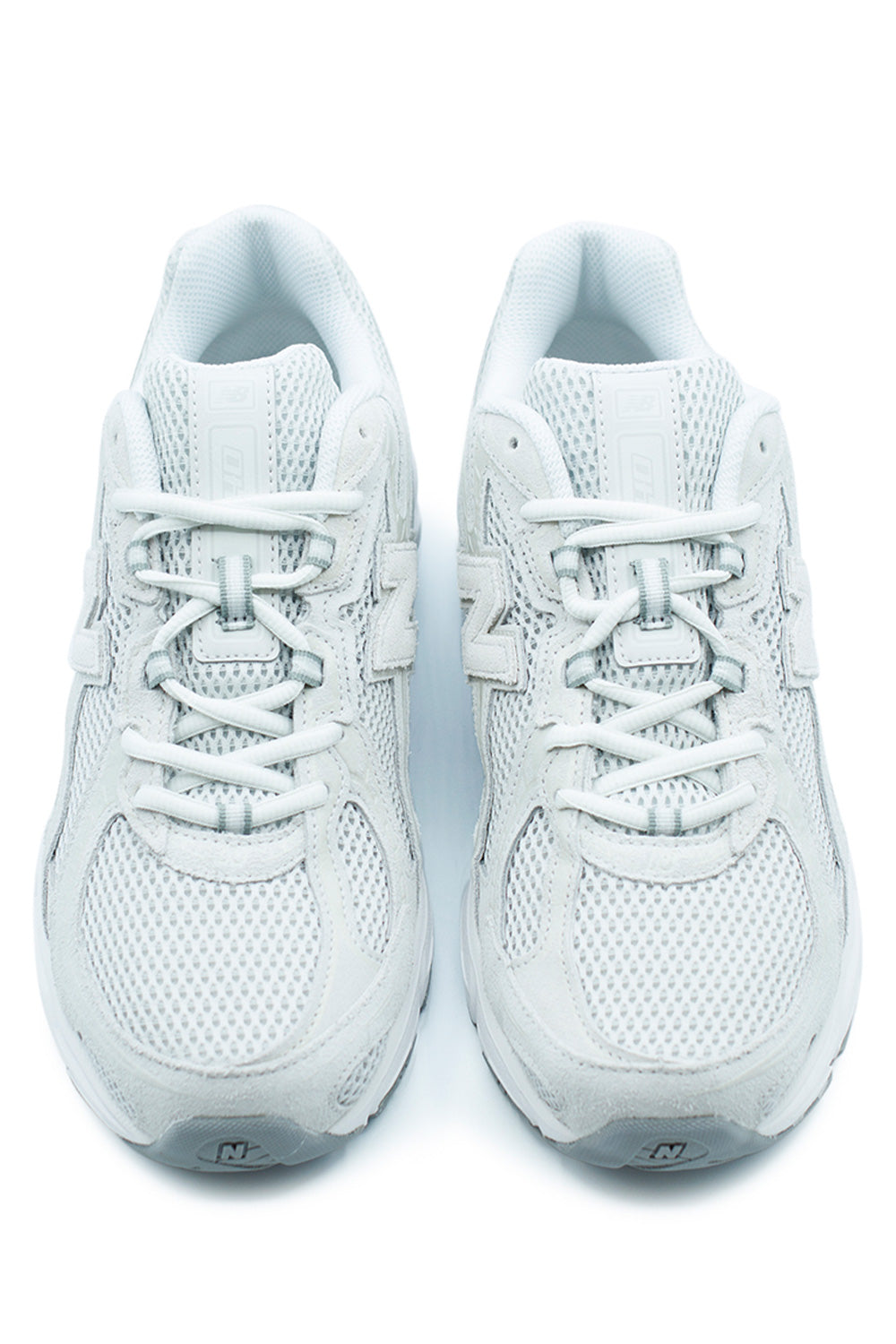 Seitliche Ansicht des New Balance 740 Grey mit atmungsaktivem Mesh-Obermaterial und langlebigen Wildleder-Overlays