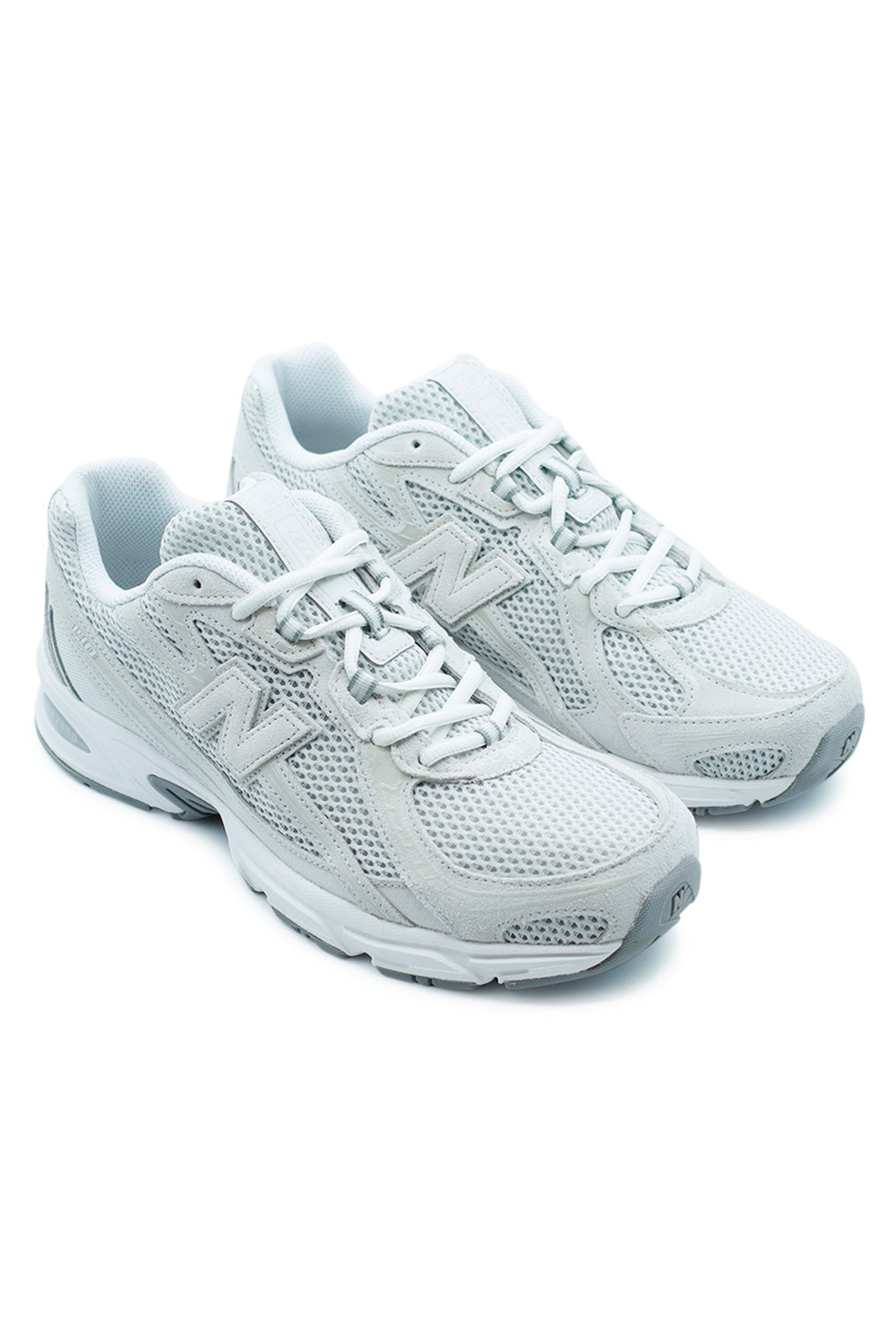 Detailaufnahme des TPU-N-Logos auf dem New Balance 740 Grey Sneaker, kombiniert mit Wildleder- und Mesh-Materialien