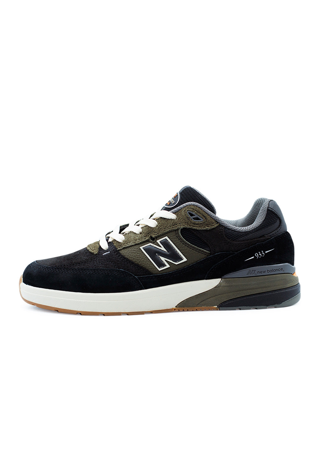 Seitliche Ansicht des New Balance Numeric 933 Andrew Reynolds Skateboardschuhs in Schwarz und Olive mit robustem Wildleder-Obermaterial
