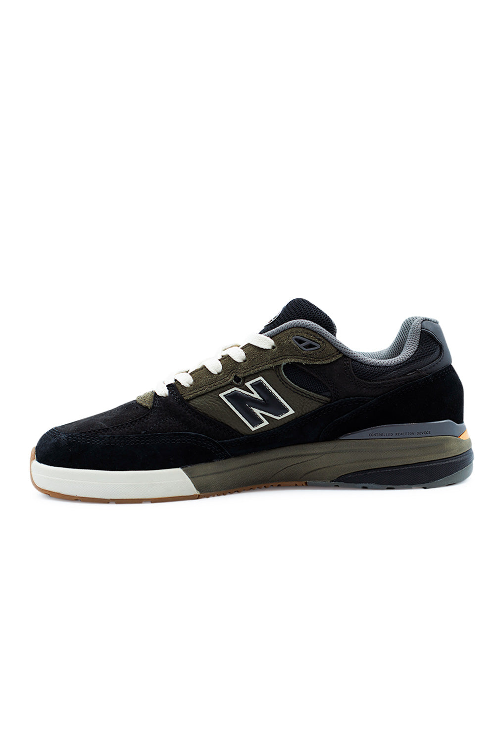 Skateschuh in Aktion: New Balance Numeric 933 mit Fantom Fit-Technologie für sicheren Halt beim Skaten