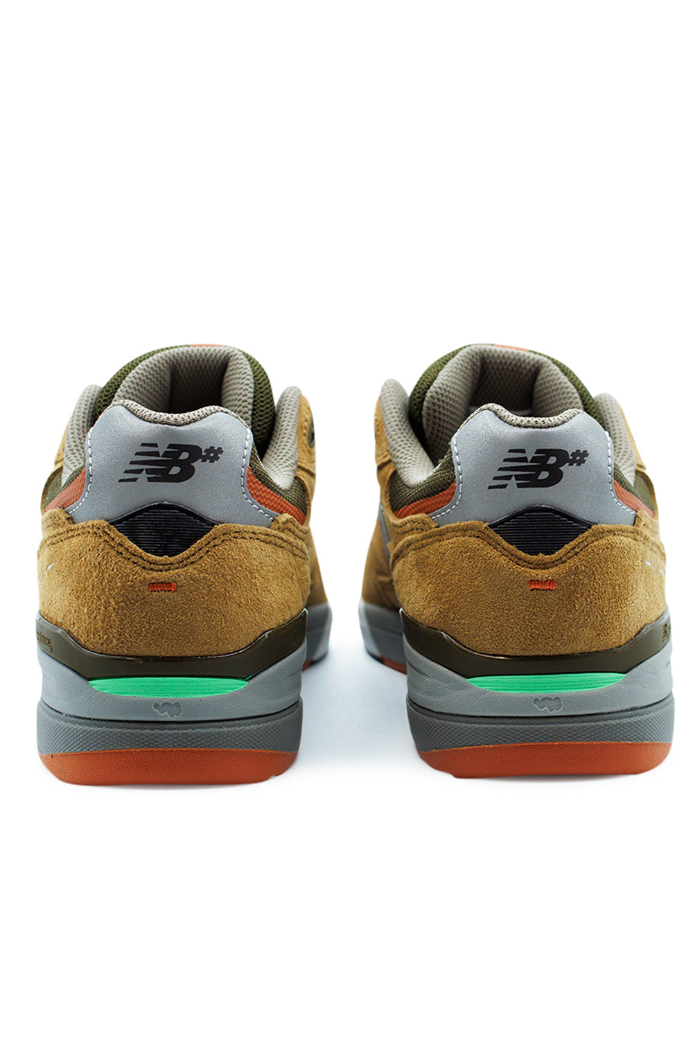 Fersenansicht des New Balance 933 mit interner Fersenkappe und dezenter Branding-Stickerei – stabil und stilvoll zugleich