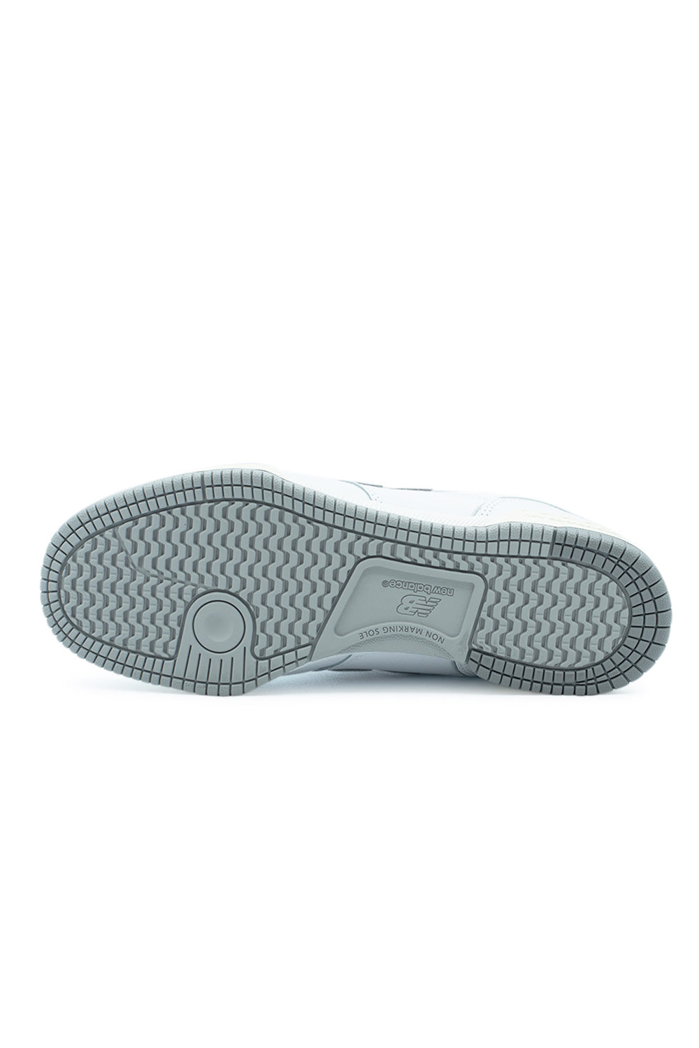 New Balance Numeric Tom Knox 600 Schuh in Weiß und Grau – Der perfekte Skate-Schuh für alle, die auf der Suche nach Komfort, Haltbarkeit und einem modernen Look sind.