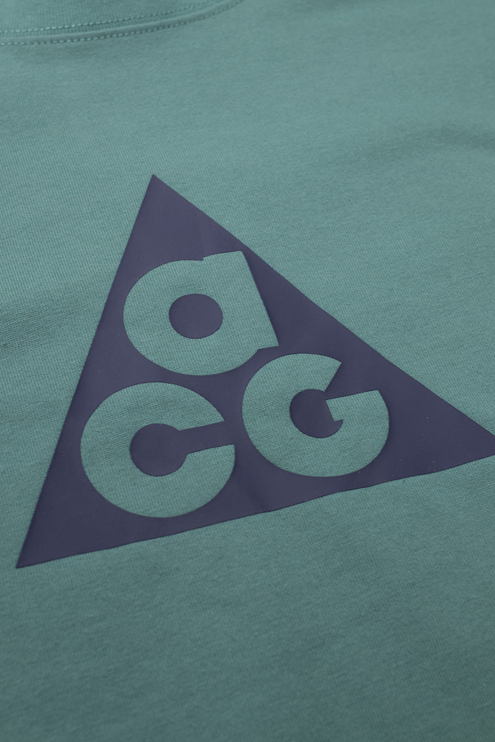 "Detailansicht des ACG-Logos auf dem Nike Dri-FIT T-Shirt in Bicoastal – hochwertiger Druck auf weichem Material"