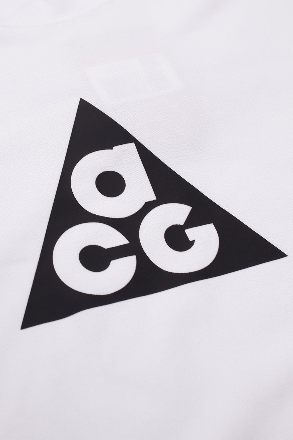 "Detailansicht des ACG-Logos auf dem Nike Dri-FIT T-Shirt in Summit White – hochwertiger Druck auf weichem Material"