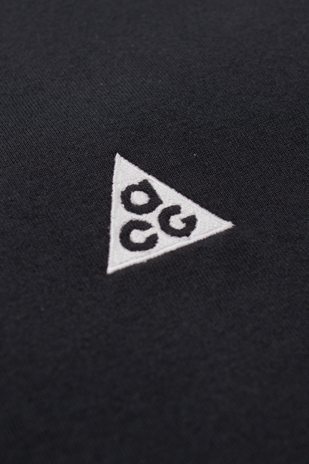 Nike ACG Max90 Tee Black – Premium-Funktionsshirt mit Dri-FIT-Technologie und robustem Heavyweight-Stoff für ein strukturiertes Design und langanhaltenden Tragekomfort.