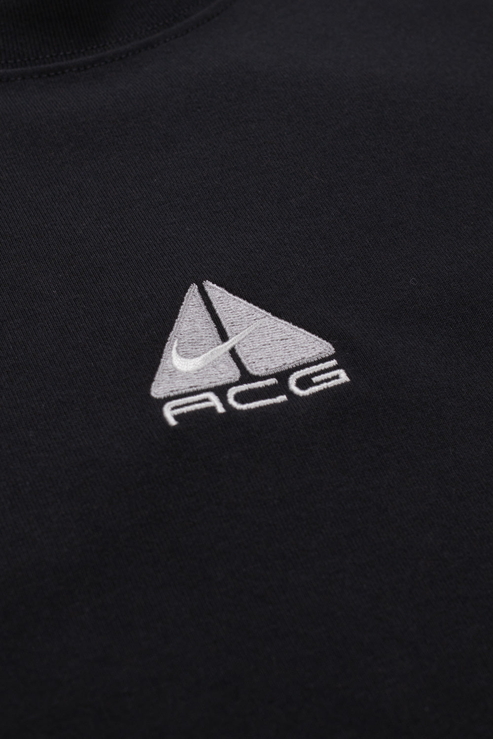 Nike ACG Lungs T-Shirt Black Lt. Smoke Grey – Komfortables, atmungsaktives T-Shirt für Männer, ideal für Outdoor-Abenteuer, mit auffälligem Nike ACG Lungs-Logo.