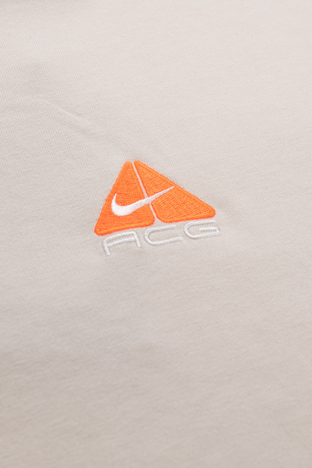 Nike ACG Lungs T-Shirt Summit White Safety Orange – Stylisches, komfortables T-Shirt aus hochwertigem Material mit Nike ACG Branding und lebendigen Farben für aktive Abenteuer.