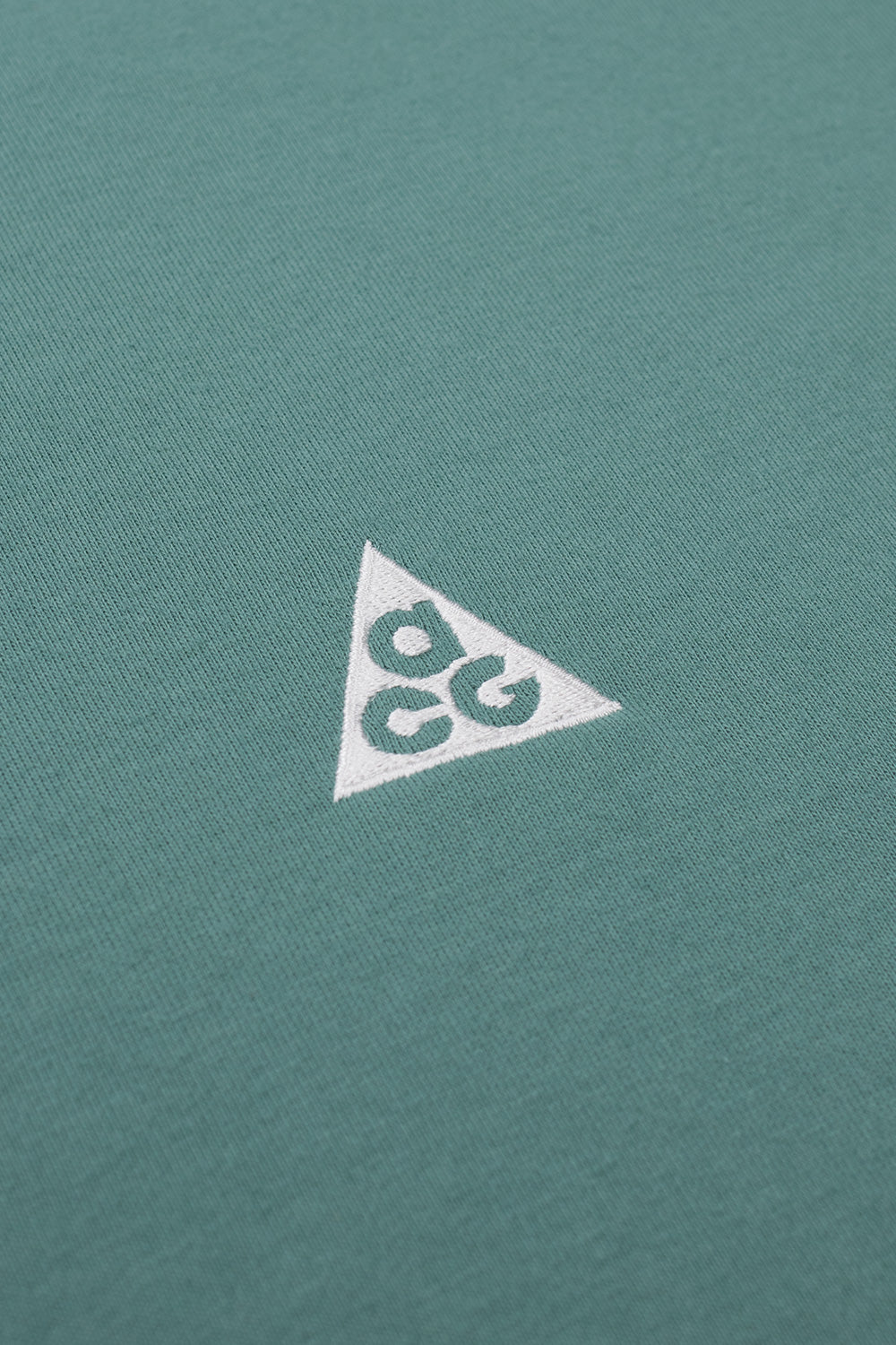 "Detailansicht des gestickten ACG-Logos auf dem Nike ACG LBR T-Shirt in Bicoastal – hochwertiges Design"