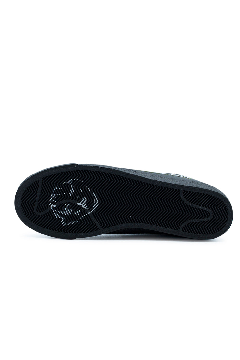 Nike SB x Dancer Zoom Blazer Low QS Shoe Black Metallic Silver Black – Nike SB x Dancer Zoom Blazer Low QS in Schwarz mit Metallic-Silber-Akzenten, perfekt für Skater und Modebewusste.