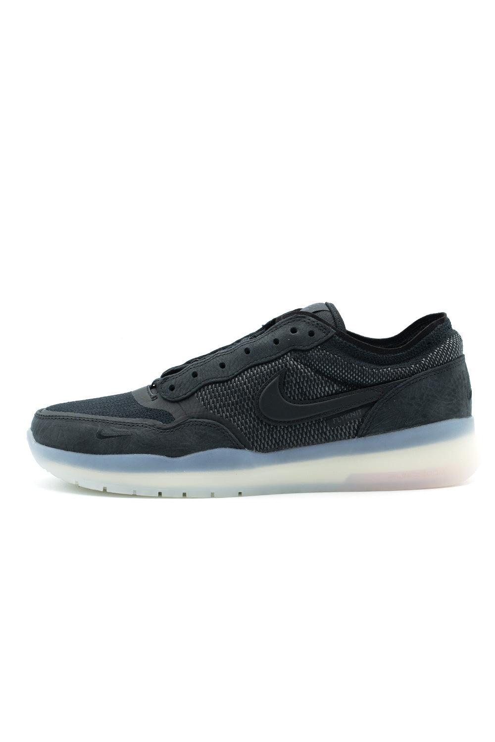 Seitenansicht des Nike SB PS8 Schuhs in Schwarz mit Flyknit-Obermaterial und Lederakzenten
