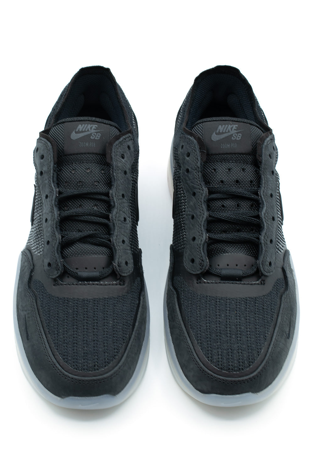 Vorderansicht des Nike SB PS8 in Schwarz mit aktualisierter Flyplate für reaktionsfreudiges Tragegefühl