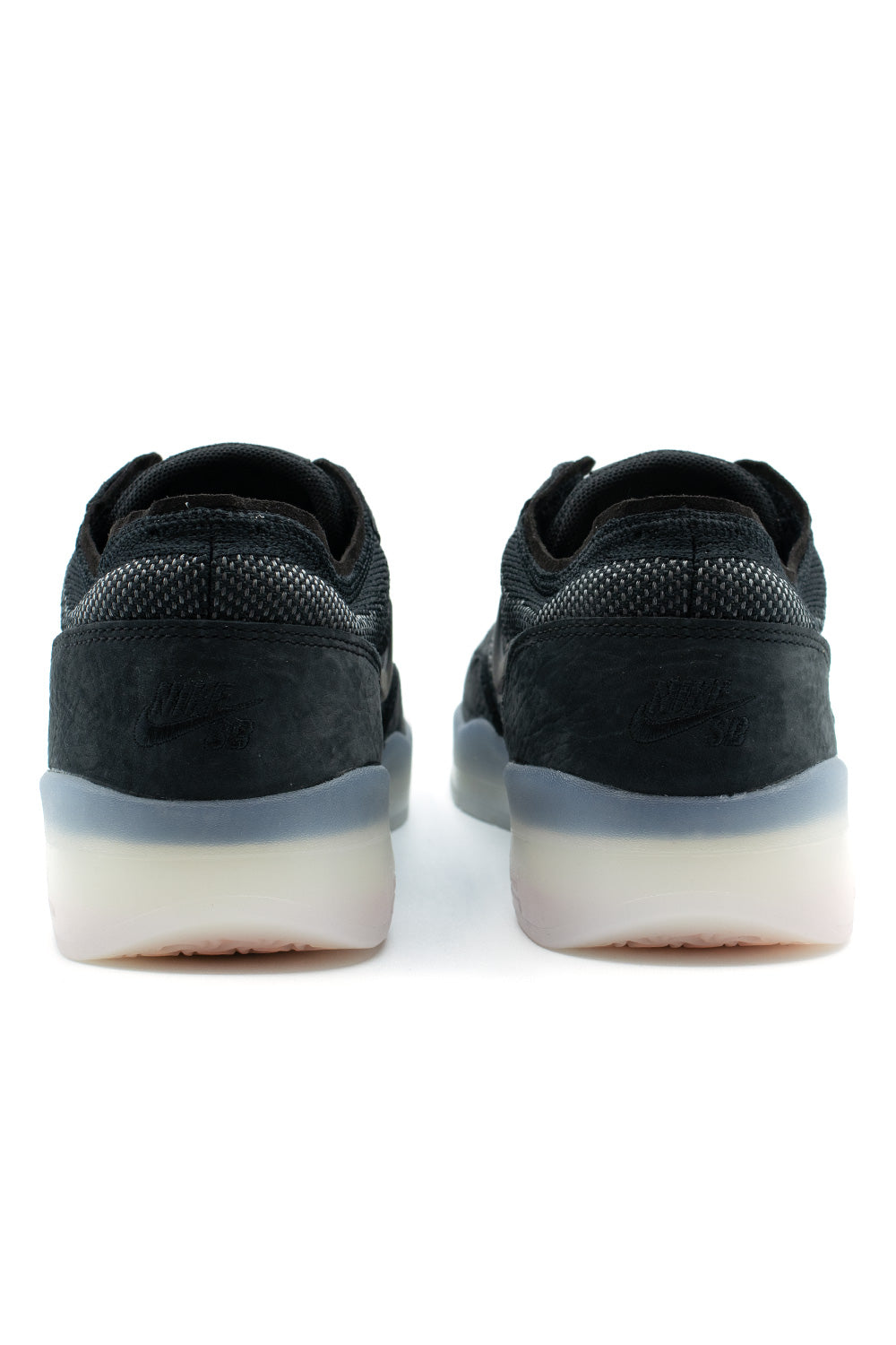 Rückansicht des Nike SB PS8 Schuhs in Schwarz mit sichtbarem Nike-Logo