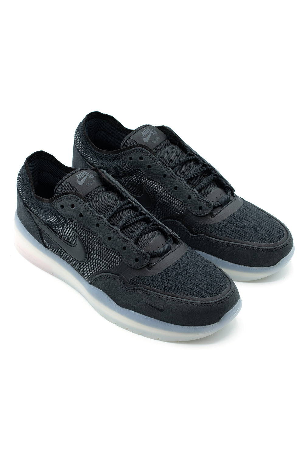 Profilansicht des Nike SB PS8 in Schwarz mit Low-Top-Silhouette und Nike Running Ästhetik