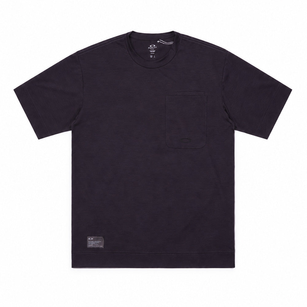Front flat lay studio view of the Oakley FGL Scratch Short Sleeve Tee 6.7 in Phantom, featuring an outdoor technical performance t-shirt in heathered charcoal black, ribbed crewneck collar, a structured left chest patch pocket with a dedicated pen slot and tonal embroidered logo, and an authentic dark grey Oakley FGL military-spec woven tag at the lower right hem.