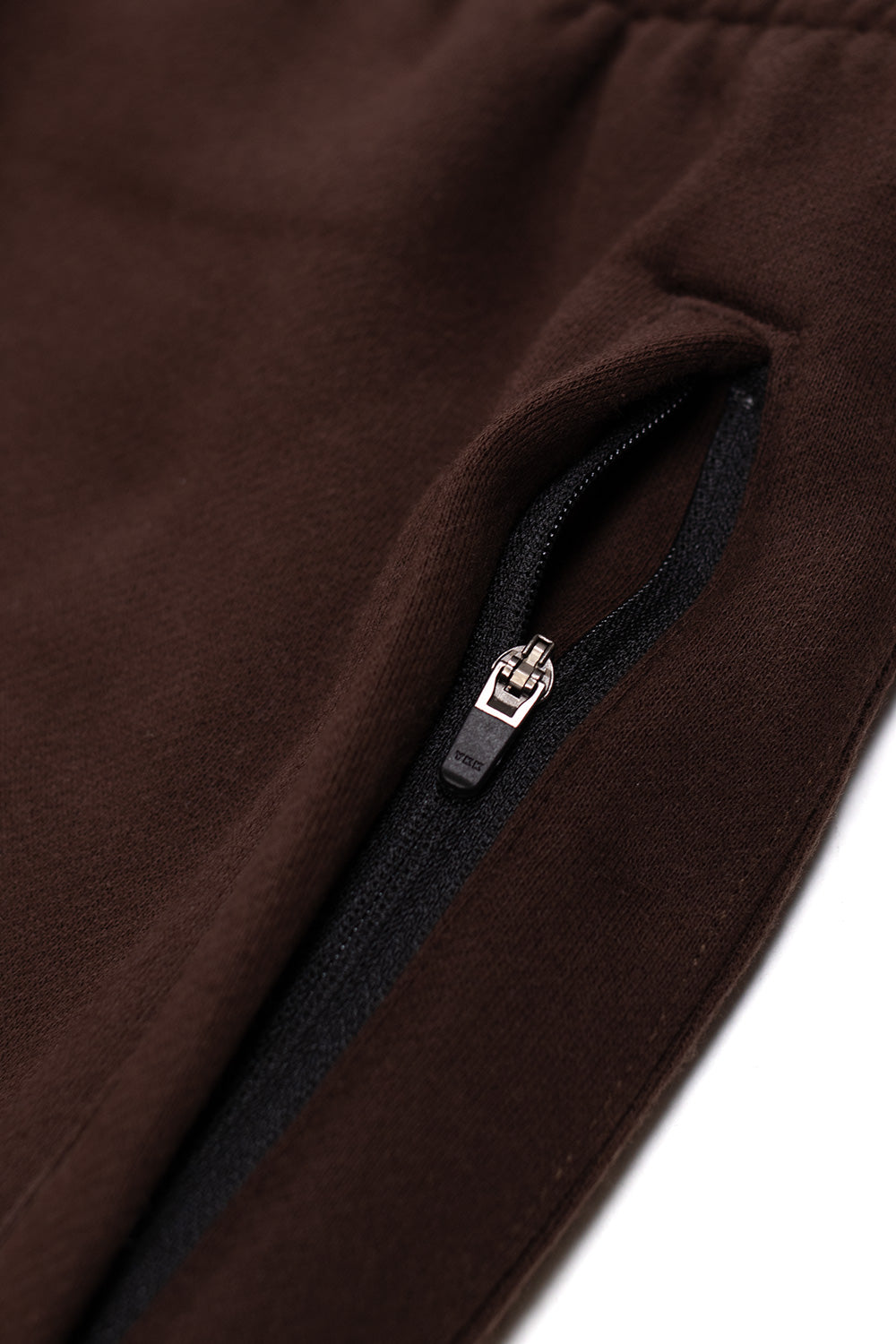 PASSION Jogginghose braun – Skatespezifisches Design mit zwei Seitentaschen, einer Gesäßtasche und verstecktem Staufach.