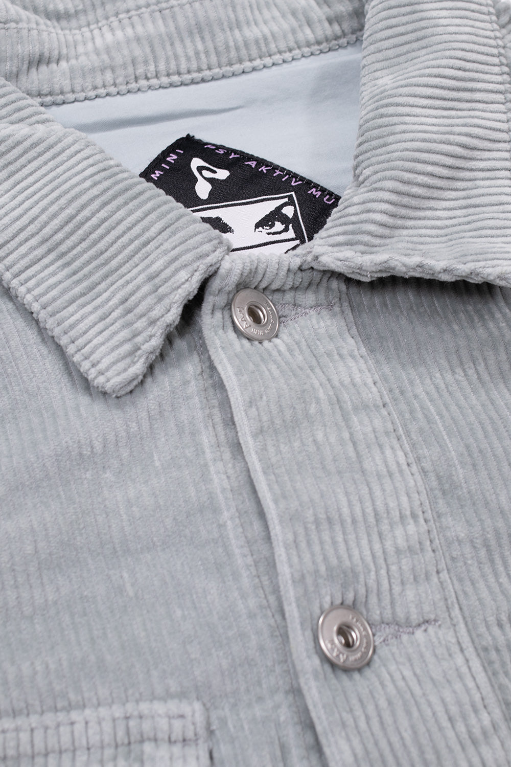 "Detailansicht der seitlichen Zwickel-Einsätze der Perks and Mini EBB Corduroy Jacke in Sky Grey"