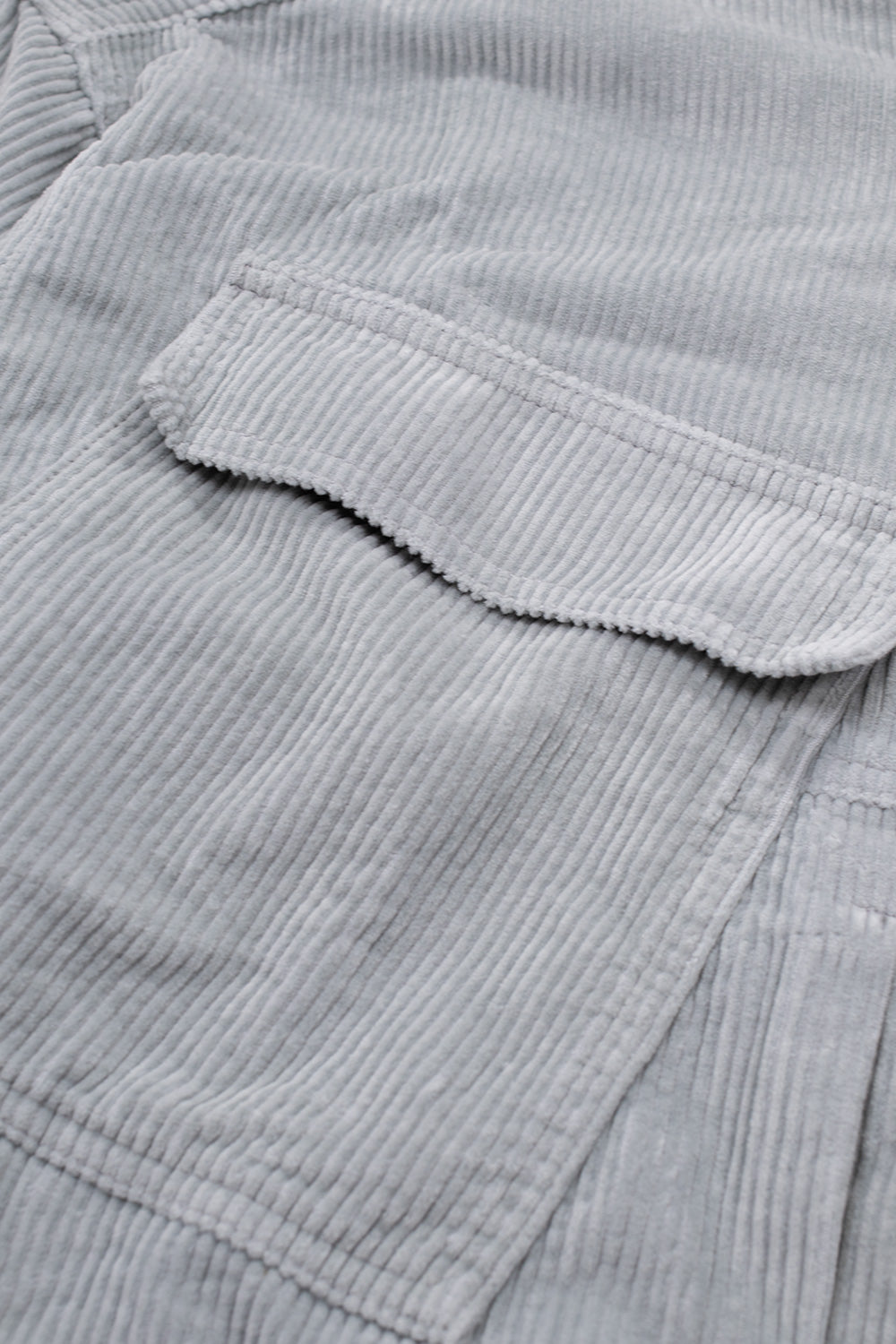 "Detailansicht der seitlichen Zwickel-Einsätze der Perks and Mini EBB Corduroy Jacke in Sky Grey"