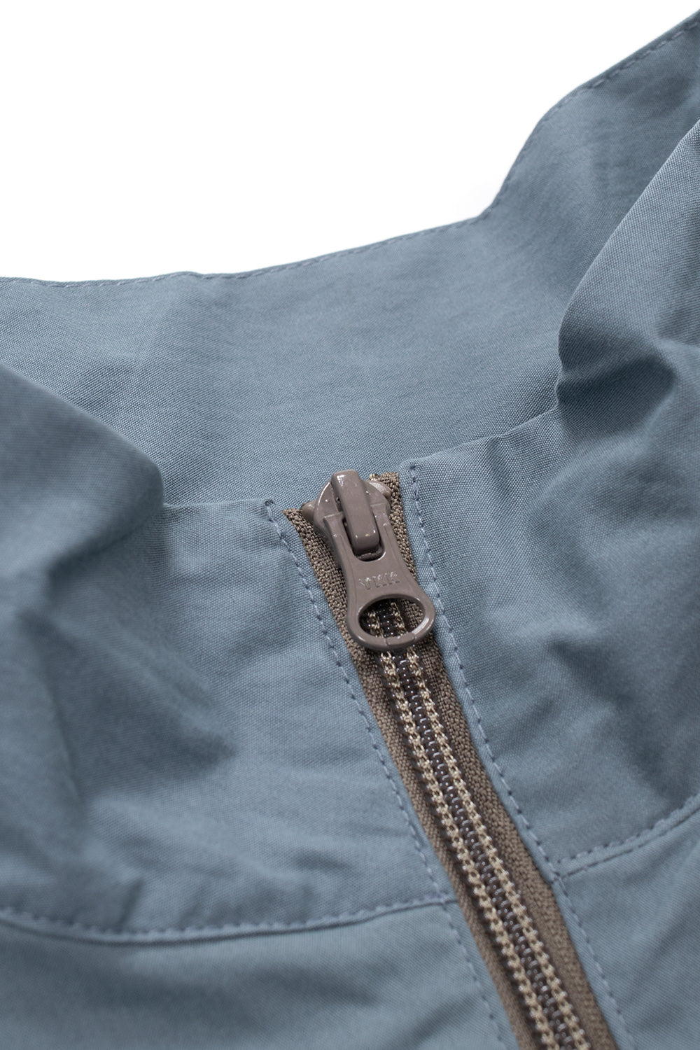 "Detailansicht der Perks and Mini Egg Shell Jacket – hochwertige Materialien mit strapazierfähigem, atmungsaktivem Stoff"
