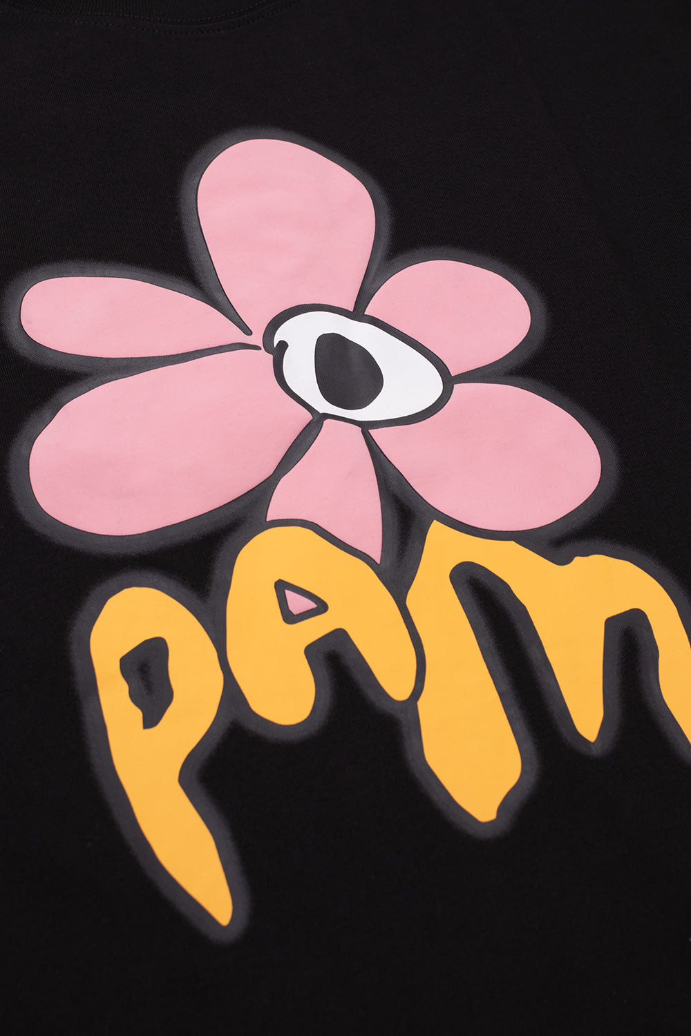 "Detailansicht des Brustdrucks auf dem Perks and Mini Gestures T-Shirt in Schwarz – kreative Grafik für einen modernen Look"