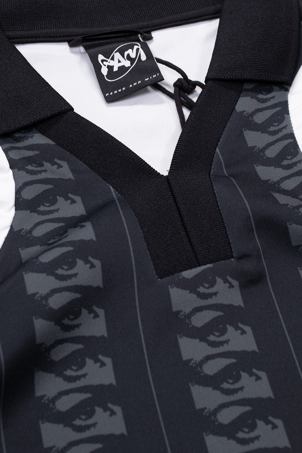 "Detailansicht der gummierten P.A.M.-Grafiken auf der Vorderseite des Keep It Real Jerseys in Schwarz"