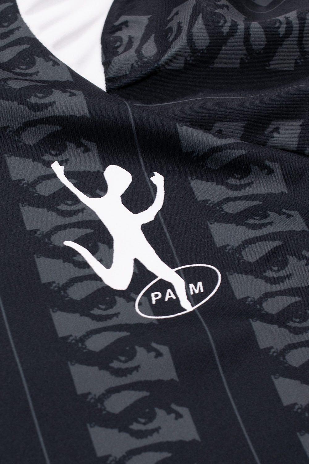 "Seitenansicht des Perks and Mini Keep It Real Jerseys in Schwarz – leichte Jersey-Konstruktion aus 100% Polyester"